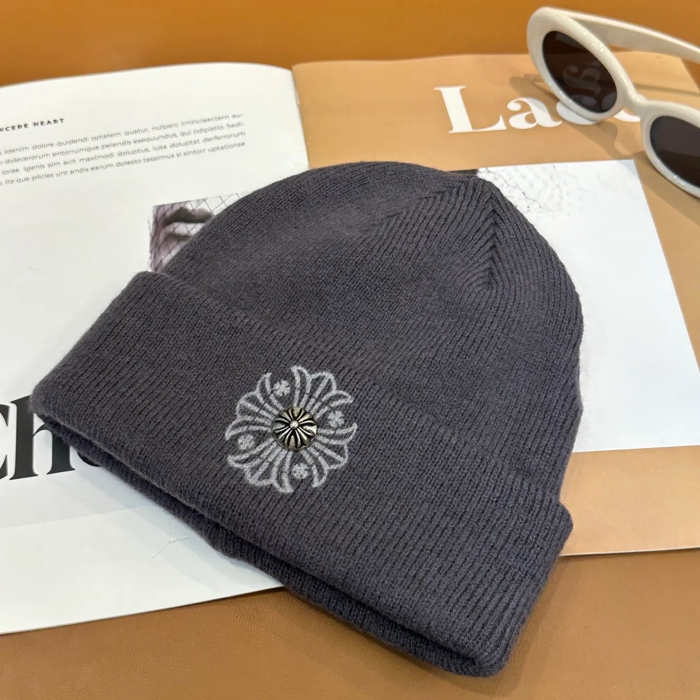 P66 🤍Chrome hearts new autumn and winter embroidered cross knitted hat🧶 One of the must-have hats in autumn and winter~ It really looks good on whoever wears it~, it is also a perfect match in black and white and gray in autumn~